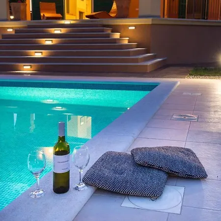 Dani-with Big Pool 50m2 Villa Labin