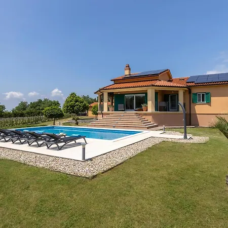 Dani-with Big Pool 50m2 Labin (Istria)