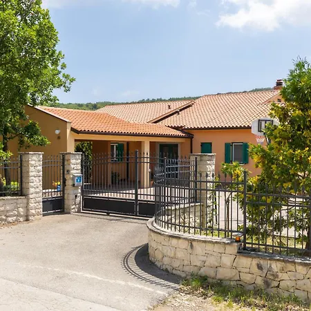Dani-with Big Pool 50m2 Labin (Istria)